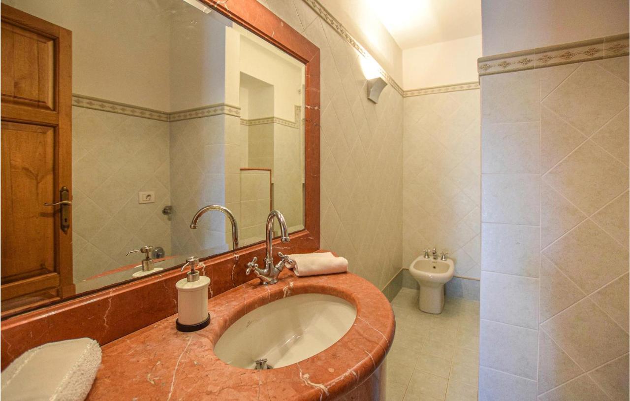 5 Bedroom Amazing Home In Fabbiano Fabbiano  Экстерьер фото