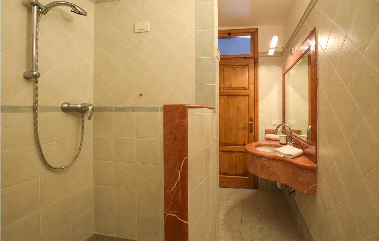 5 Bedroom Amazing Home In Fabbiano Fabbiano  Экстерьер фото